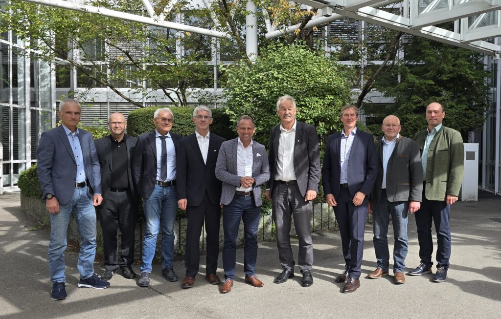 Staatsminister Glauber mit Vorsitzendem, Geschäftsführer und scheidenden Mitgliedern des Landesausschusses der BTSK Staatsminister Glauber mit Vorsitzendem, Geschäftsführer und scheidenden Mitgliedern des Landesausschusses der BTSK